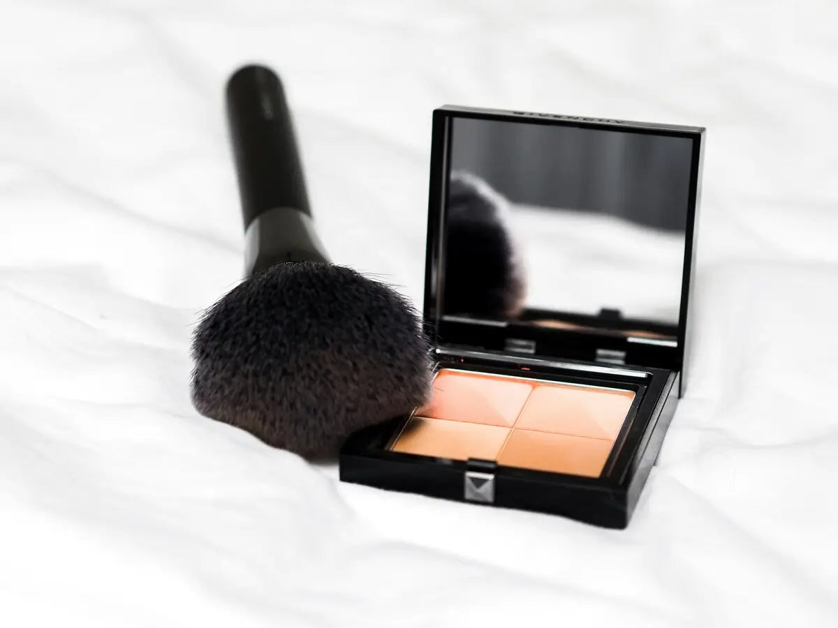 Machiajul cu SPF înlocuiește crema cu protecție? Mit sau realitate